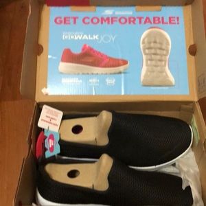 NWT Wide Black Padded Skechers